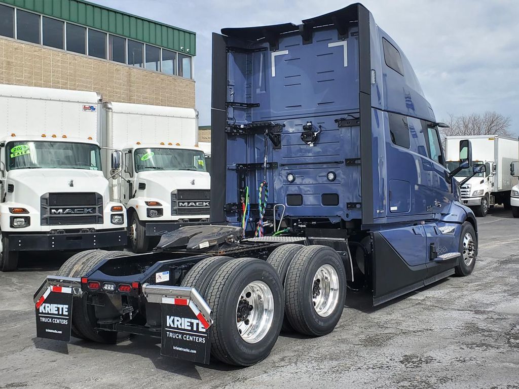 2025 VOLVO VNL64T860 696018 - image 3 of 4