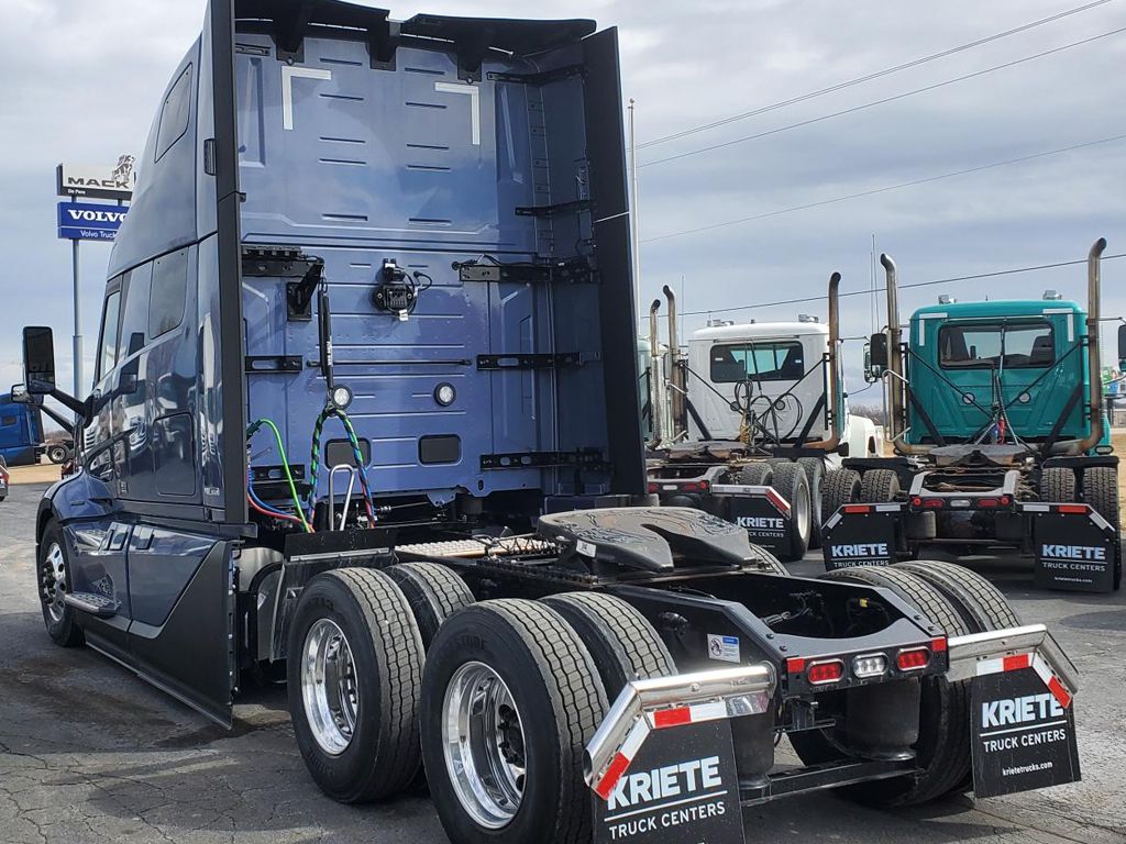 2025 VOLVO VNL64T860 696018 - image 2 of 4