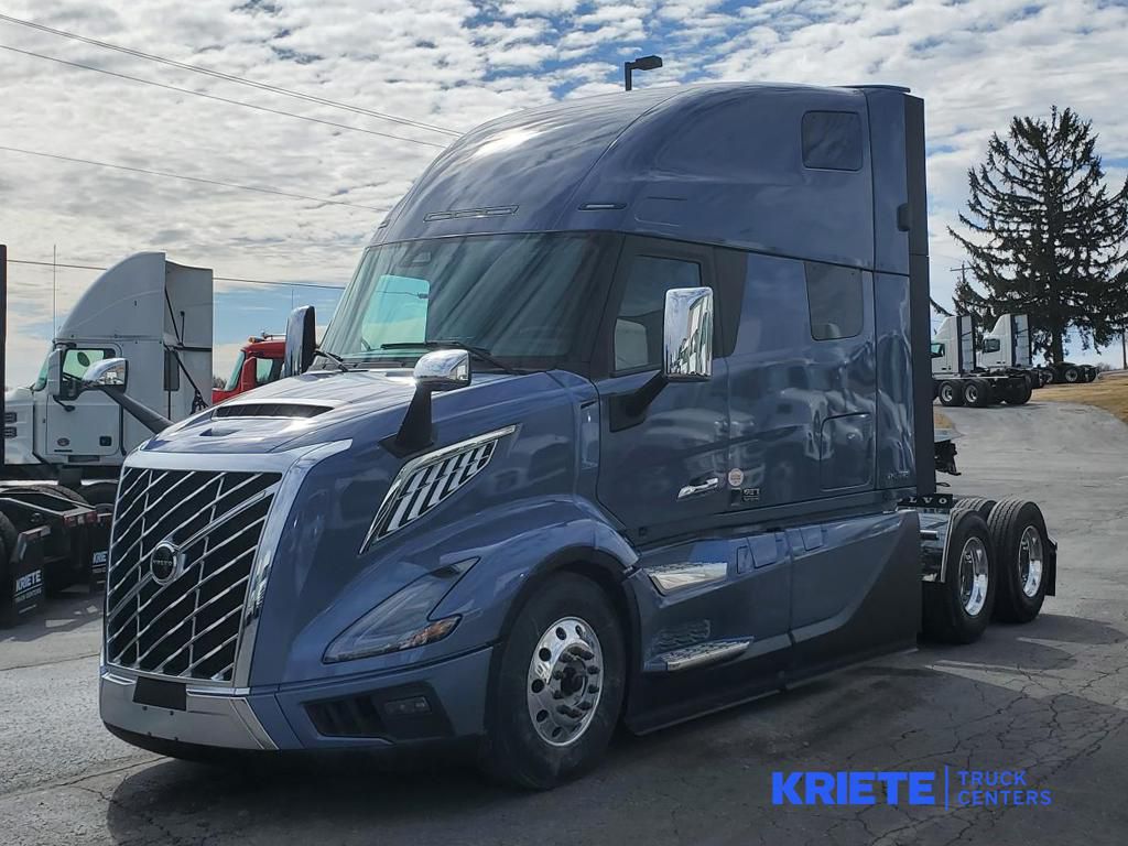 2025 VOLVO VNL64T860 696018 - image 1 of 4