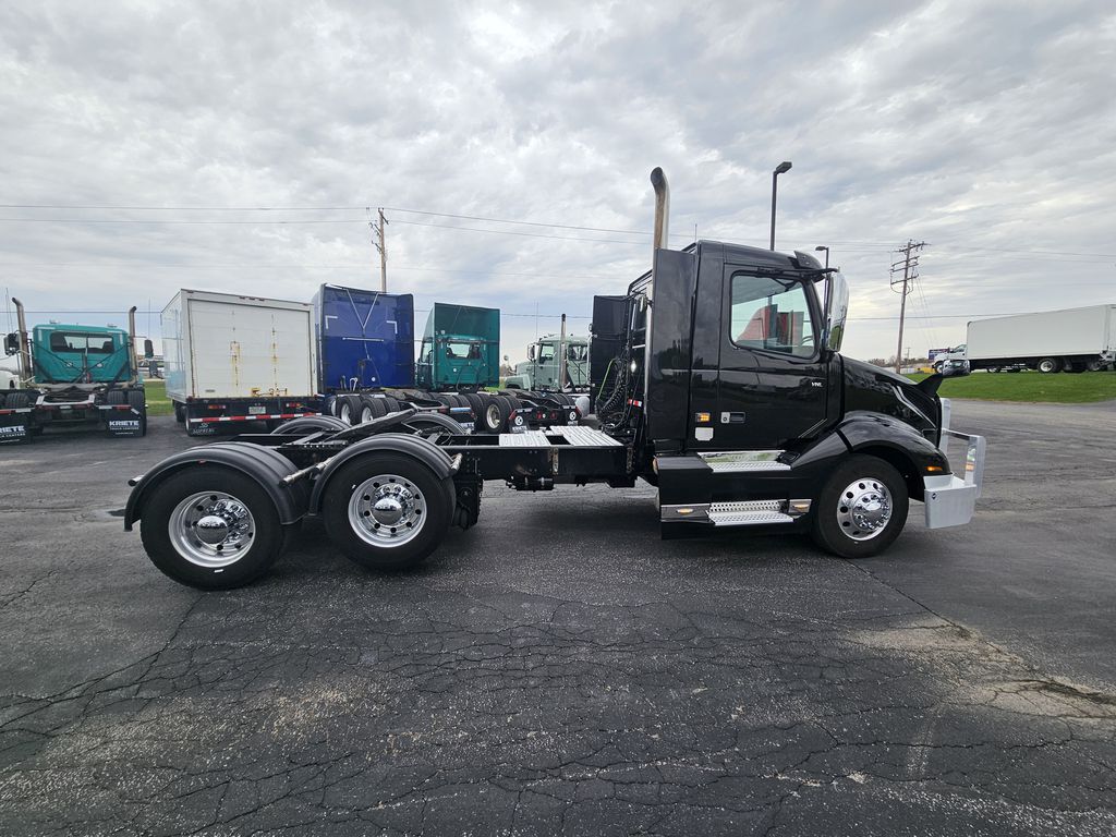 2021 VOLVO VNL62T300 V286822U - image 6 of 6