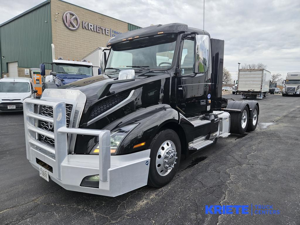2021 VOLVO VNL62T300 V286822U - image 1 of 6