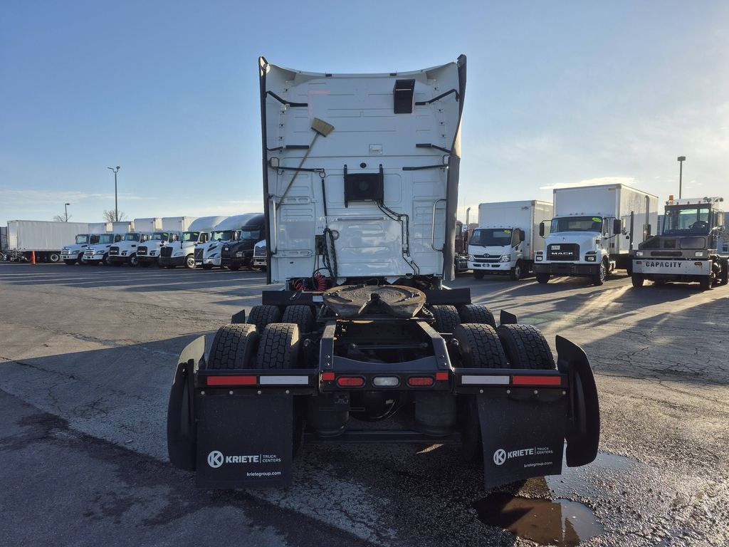 2022 VOLVO VNL64T760 V303837U - image 4 of 6