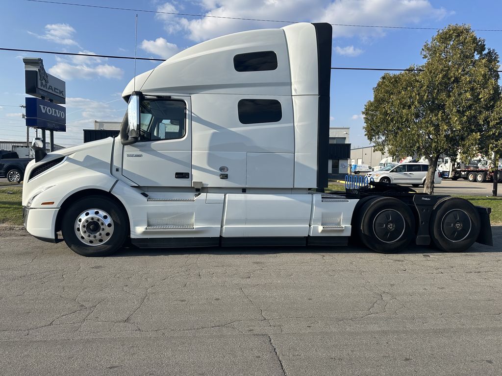 2022 VOLVO VNL64T760 V303851U - image 2 of 6