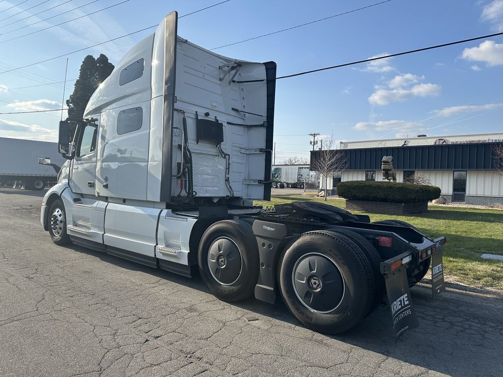 2022 VOLVO VNL64T760 V303851U - image 3 of 6