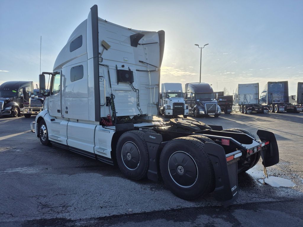 2022 VOLVO VNL64T760 V303837U - image 3 of 6