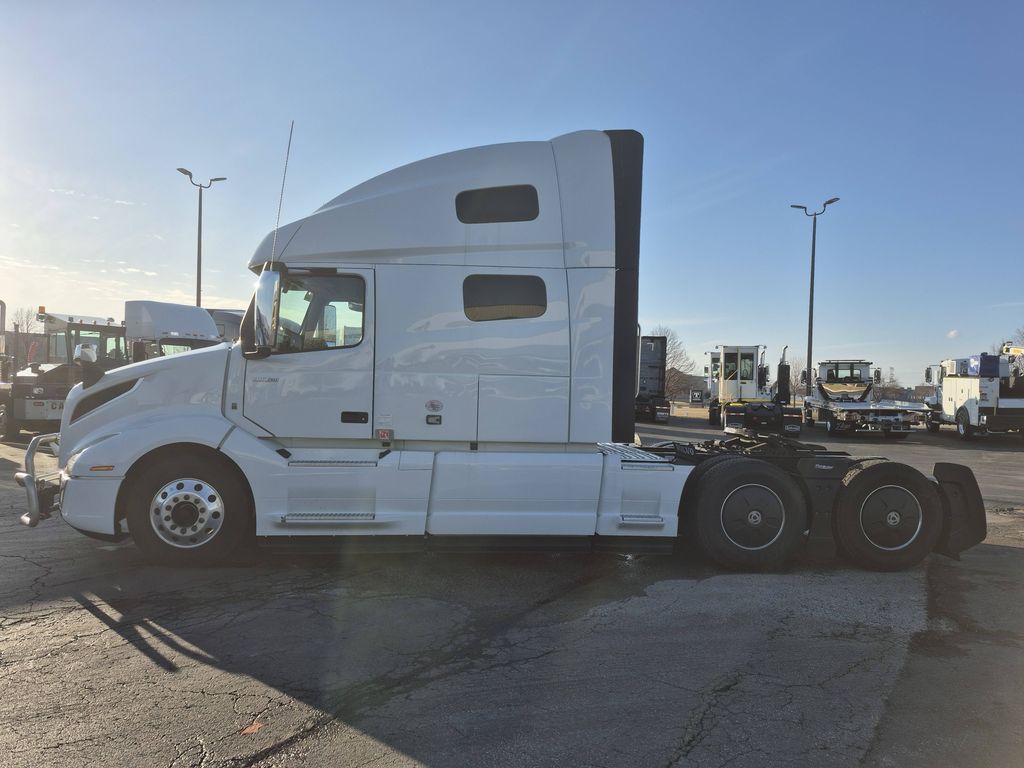 2022 VOLVO VNL64T760 V303837U - image 2 of 6