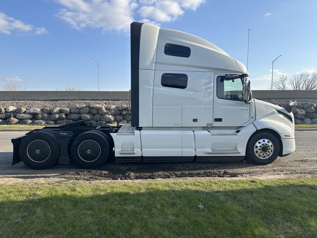 2022 VOLVO VNL64T760 V303851U - image 6 of 6