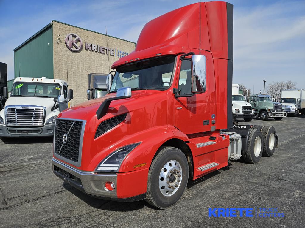 2022 VOLVO VNR64T300 V286771U - image 1 of 6